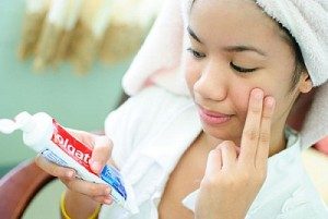 4 Apply toothpaste | Yina TopVerySimpleTipstoavoidPimples